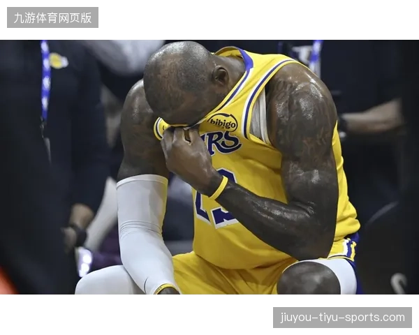 《克利夫兰拆除詹姆斯标志性海报，雷电交加致暂停》——NBA球迷的情感大爆发与球队的新征程